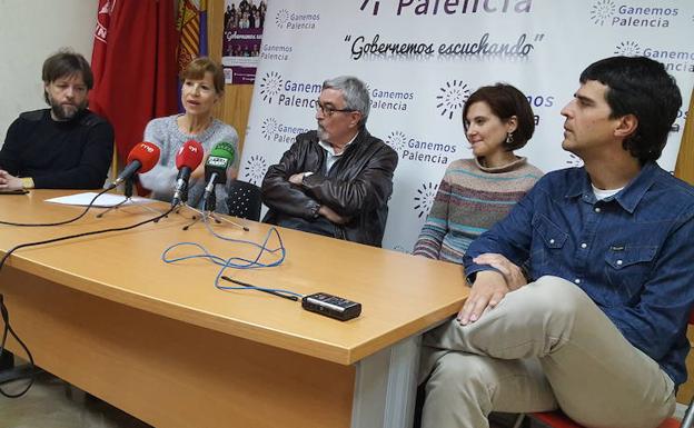 Los ediles de Ganemos con el profesor Enrique Delgado./J. M. Díaz