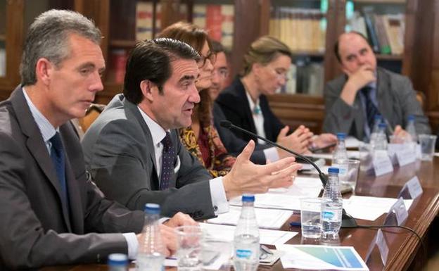 El consejero de Fomento y Medio Ambiente, Juan Carlos Suárez-Quiñones, durante el Consejo de Dirección abierto a representantes de la sociedad civil de Ávila, celebrado hoy en la capital abulense. /Raúl Hernández