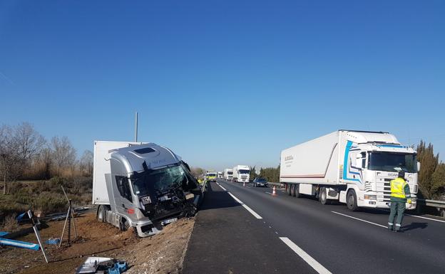 El vuelco de un trailer obliga a cortar un carril de la A-62 a la altura de Cabezón de Pisuerga