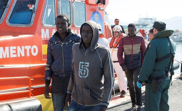 Varios migrantes llegan a España tras ser rescatados./