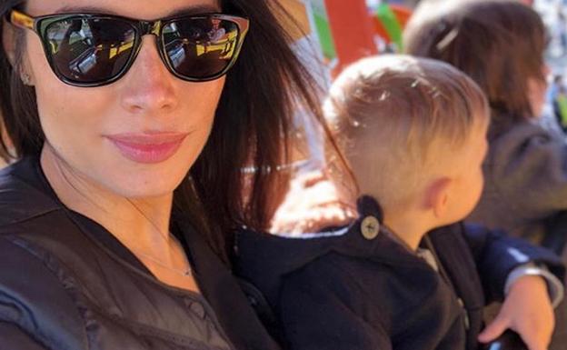 Pilar Rubio con sus hijos en el parque de atracciones. /Instagram