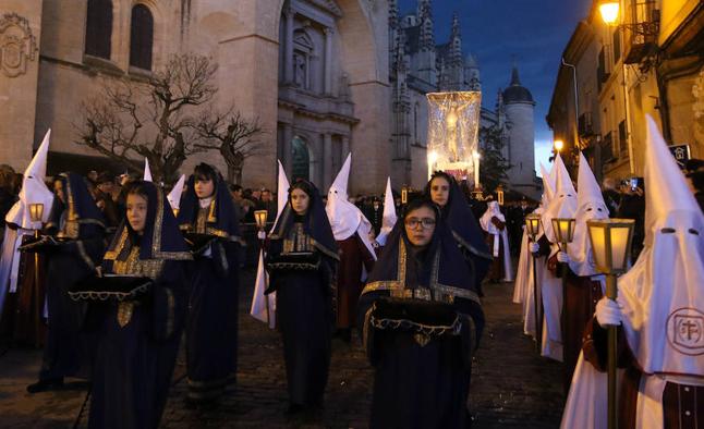 Un momento de la procesión de este Viernes Santo en Segovia./Antonio de Torre