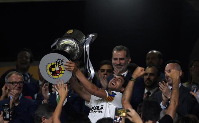 El capitán del Valencia, Dani Parejo, levanta la Copa del Rey ante la mirada de su majestad Felipe VI./Afp