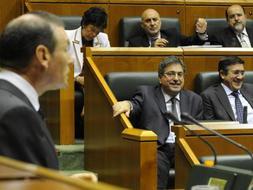 El lehenkari Juan José Ibarretxe pronuncia su discurso mientras su rival, Patxi López, sonríe. / Afp/