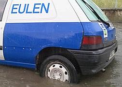 Un coche atraviesa un enorme charco en el polígono de Argales / J. Escribano/