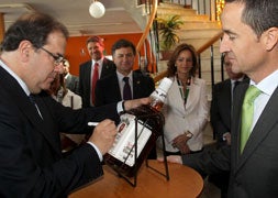 Juan Vicente Herrera firma sobre una botella de Jim Beam / A. de Torre/