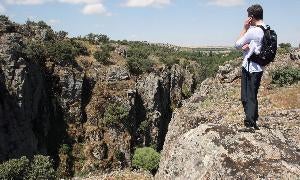 Un excursionista en la Risca de Valdeprados. / ANTONIO TANARRO/
