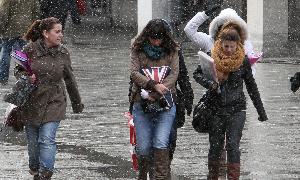 La nieve cayó durante el mediodía del martes en la capital segoviana. / Antonio de Torre/