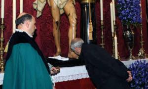Un devoto, en el besapié del pasado año. / R. Otazo/