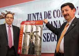 José Carlos Fernández Chaperón y Alberto Herreras, con el cartel. / Antonio Tanarro/