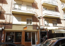 Edificio en que se encuentra el piso cuya devolución se ha aceptado como dación en pago por una hipoteca / A. Quintero/