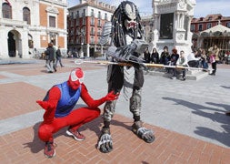 Disfraces de cómic en la Plaza Mayor de Valladolid. / Foto y vídeo: G. Villamil/