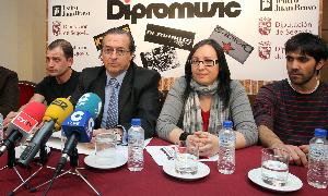 Alfredo Criado, de Ktarsis; el diputado José Carlos Monsalve; y Alicia Zamarrón y Adrián Bermejo, de Alma Rota, en la presentación de los premios del Dipromusic. / El Norte/