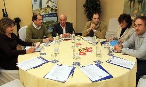 El jurado reunido en la tarde del martes en la deliberación de los ganadores. / Antonio Tanarro/