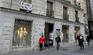 Locales comerciales en la calle Santiago. / A. Quintero/