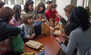 Bocata solidario en el CEIP Virgen de Sacedón de Pedrajas de San Esteban. / C. CATALINA./