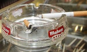 Un cigarro se consume en un cenicero de un bar segoviano antes de la prohibición. / A. DE TORRE/