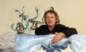 Luis Moro, con algunas de las obras que expone en La Reja, en Segovia. / Antonio de Torre/
