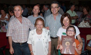 Carlos Santos Arranz (Izq.) junto a su familia (madre, hermanos y sobrino) tras la presentación del libro / C. Catalina/