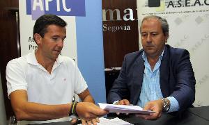Javier Carretero (APIC) y Carlos Polo (ASEAC) sellan un acuerdo para reivindicar a las administraciones mçás apoyo al sector de la construcción. / El Norte/