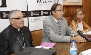 El pregonero, Manuel Sánchez Monge; el alcalde, Alfonso Polanco, y la concejala de Cultura, Carmen Fernández, en la presentación. / J. Ruiz/