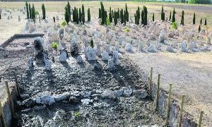 Estelas de tumbas junto al antiguo cauce del Arroyo de La Vega, junto al que se han localizado diversos objetos arqueológicos./ El Norte/