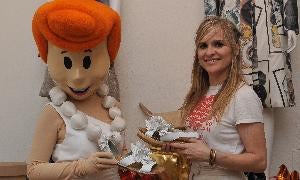 María Lafuente enseña los zapatos que lucirá Wilma Picapiedra en el desfile solidario. EL NORTE/