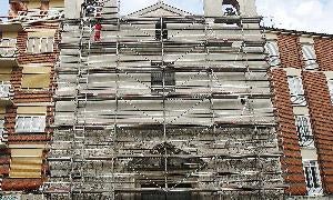 Andamios en la iglesia de San Pedro Apóstol. / A. Quintero/
