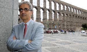 Alfonso Roa, en la plaza de Artillería en un descanso de la presentación de su ponencia. / ROSA BLANCO/