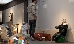 Algunas de las piezas elaboradas a partir de materiales reciclados, en la exposición. / ROSA BLANCO-ICAL/