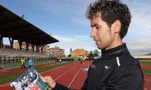 Javier Guerra contempla una fotografía del anterior Europeo. / Antonio Tanarro/