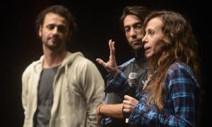 Aída Gómez se dirige a los estudiantes junto a sus colegas Eduardo Guerrero y Christian Lozano. / Miguel A. Santos/
