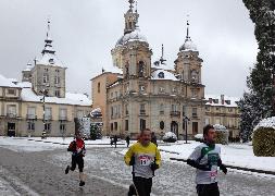 Varios corredores, a su paso junto a la Colegiata. / El Norte/