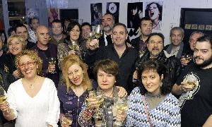 Artistas y amigos brindan por la nueva etapa que ahora inician. :: R. O./