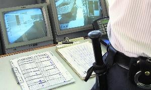 Un vigilante controla los accesos a una empresa desde unos monitores de circuito cerrado. / R. Gómez/
