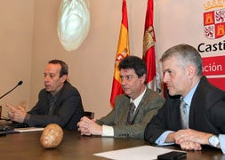 Francisco Fabián, Alejandro Núñez y José Francisco Sánchez Gómez, muestra el que se cree que es el primer retrato de un castellano y leonés. / M. Martín/