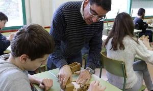 Carlos Jimeno ayuda a uno de los estudiantes en el taller de cerámica / H. SASTRE/