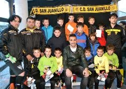 Los guardametas del San Juanillo y sus entrenadores posan con Sergio Asenjo./