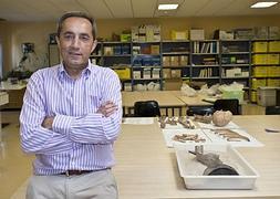 Germán Delibes, en su laboratorio de la Universidad./ M. Á. Santos/
