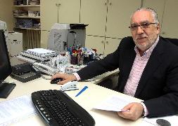 Jesús Fernández se jubila después de medio siglo en el Colegio de Médicos. / Antonio de Torre/