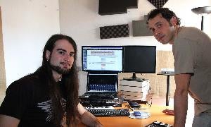 Borja Bermúdez-Cañete, creador de la iniciativa 'Somos música, somos diversidad', y Daniel Núñez, gestor de la misma, en su taller de grabación en Segovia. / Rosa Blanco-Ical/