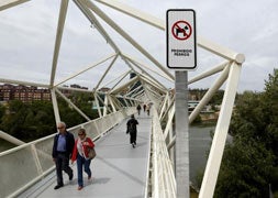 El llamativo cartel colocado por los operarios municipales al inicio de la pasarela del Museo de la Ciencia. / G. Villamil/