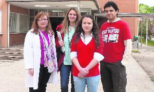 Beatriz Carranza junto a sus profesores. / J. F./