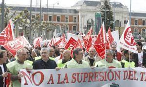 Manifestación celebrada hoy en Valladolid contra la supresión de servicios de trenes. GABRIEL VILLAMIL/
