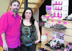 Miguel Ángel y Rebeca, en su establecimiento. / J. Fernández/