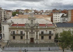 Fachada de la Universidad en obras / R. Gómez/