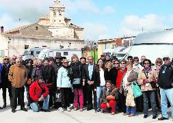asistentes a la inauguración del área de servicio de autocaravanas en Baltanás. Luis Antonio Curiel/