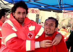 El vencedor del Medio Maratón, Óscar Fernández, es atendido por los voluntarios de la Cruz Roja a su llegada a la meta./ L. A. Curiel/