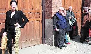 Aficionados a los toros observan a una de las jóvenes modelos antes de entrar en la plaza. / F. de la calle/