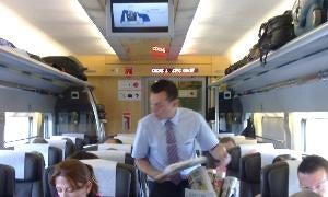 Un empleado del Ave reparte la prensa en el trayecto a Alicante./ J. M./